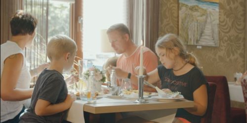 Familie beim Mittagsessen im Pittoresk Familie beim Mittagsessen im Pittoresk